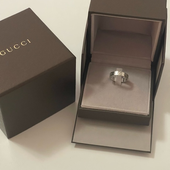 Solid 18k White Gold Gucci Icon Ring - Picture 1 of 10